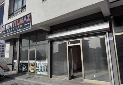 SARIOĞLU EMLAKTAN FETİH CADDESİ KÖŞE BİNADA SATILIK DÜKKAN